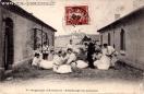 Carte postale ancienne Besançon - Cantine Valloire - 4me Régiment d'Artillerie - Remplissage des paillasses