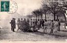 Carte postale ancienne Besançon - A. L. - 4me Régiment d'Artillerie. Cour du Quartier. Manœuvre de la pièce