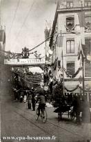 Carte postale ancienne - BESANÇON - La rue Battant - Fêtes du 15 Août 1909 - Hon...