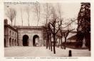 Carte postale ancienne - 20207 c BESANÇON-LES-BAINS - PORTE BATTANT ET SQUARE BO...