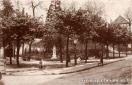 Carte postale ancienne - BESANÇON - Battant - Square et statue Bouchot