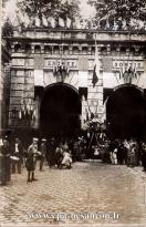 Carte postale ancienne - BESANÇON - La porte Battant pavoisée