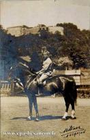 Carte postale ancienne - BESANÇON - Cavalier devant le fort Beauregard - Souveni...