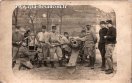 Carte postale ancienne - BESANÇON - Artilleurs devant la passerelle du chemin de...