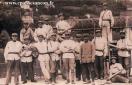 Carte postale ancienne - BESANÇON - Artilleurs sur les bords du Doubs devant le ...