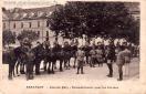 Carte postale ancienne - BESANÇON - Caserne Ruty - Rassemblement pour les Corvée...