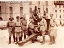 Carte postale ancienne - BESANÇON - Caserne Ruty - Soldats devant un canon - Jui...