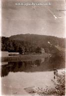 Carte postale ancienne - BESANÇON - Le Doubs au Pont Canot - Vue sur la montagne...