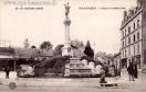 Carte postale ancienne Besançon - Nouvelles Galeries - 15 - EN FRANCHE-COMTÉ - BESANÇON - Place et Fontaine Flore