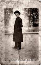 Carte postale ancienne - BESANÇON - Jeune homme devant le bassin de la promenade...
