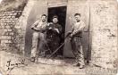 Carte postale ancienne - BESANÇON - Chemin des 3 Chatels - Ouvriers devant un lo...