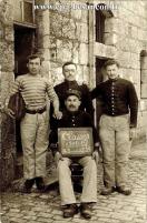 Carte postale ancienne - BESANÇON - Devant la porte de la boulangerie de la Cita...