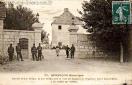 Carte postale ancienne Besançon - I.P.M. - 73. BESANÇON Historique - Caserne du fort Griffon. Le fort Griffon créé en 1595, sur les plans de l'ingénieur italien Jean Griffoni, a été modifié par Vauban.