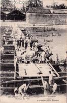 Carte postale ancienne Besançon - Guilleminot - BESANÇON - Le 4me GÉNIE - Pont par bateaux successifs - Montage du Pont