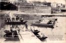 Carte postale ancienne Besançon - Guilleminot - BESANÇON - Le 4me Génie - Pont par bateaux successifs - Ouverture de la Portière