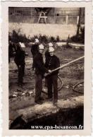 Carte postale ancienne - BESANÇON - Pompiers et leur lance à la Gare d'Eau
