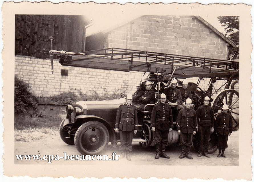 Besançon pompiers devant leur véhicule