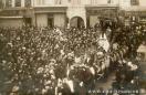 Carte postale ancienne - BESANÇON - Cavalcade devant le 107 Grande rue