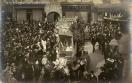 Carte postale ancienne - BESANÇON - Cavalcade devant le 107 Grande rue