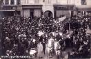 Carte postale ancienne - BESANÇON - Cavalcade devant le 107 Grande rue