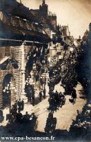 Carte postale ancienne - BESANÇON - Grande rue - Cortège officiel devant l'hôtel...