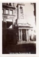 Carte postale ancienne - BESANÇON - La place St Pierre et l'église - années 1940