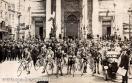 Carte postale ancienne - BESANÇON - Cyclistes devant l'église St-Pierre