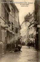 Carte postale ancienne - Les Inondations en 1910 - BESANÇON - Rue Claude Pouille...