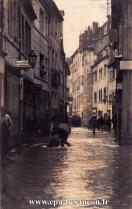 Carte postale ancienne - Les Inondations en 1910 - BESANÇON - Rue Claude Pouille...