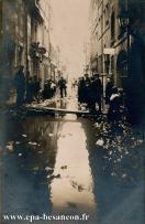 Carte postale ancienne - BESANÇON - Rue Claude Pouillet - Inondations de 1910