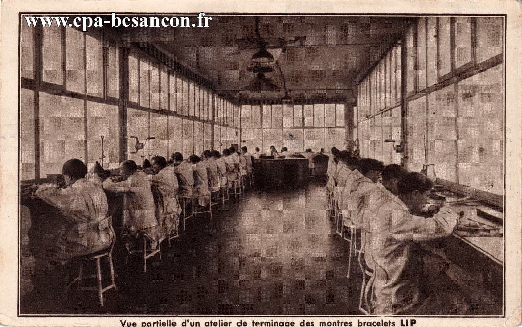 Vue partielle d'un atelier de terminage des montres bracelets lip