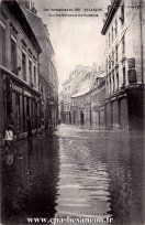 Carte postale ancienne - Les inondations en 1910 - BESANÇON - Rue des Granges et...