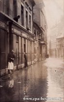 Carte postale ancienne - BESANÇON - Rue des Granges - Inondations de 1910