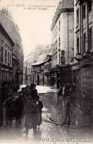 Carte postale ancienne - BESANÇON - Inondations de Janvier 1910 - La Rue des Gra...