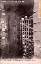 Carte postale ancienne - BESANÇON. - Hôtel de Paris. - Entrée des Caves.