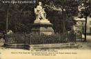 Carte postale ancienne - 30. BESANÇON Historique - Statue de Victor Hugo dans la...