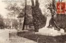 Carte postale ancienne - 96 - BESANÇON - La Promenade Granvelle - La Statue de C...