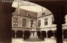 Carte postale ancienne - BESANÇON - La Cour du Palais Granvelle - La Statue du C...