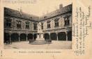 Carte postale ancienne Besançon - L'H. - 6. - BESANÇON. - La Cour Granvelle - Statue du Cardinal.