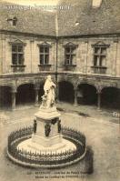 Carte postale ancienne - 210 - BESANÇON - Intérieur du Palais Granvelle - Statue...