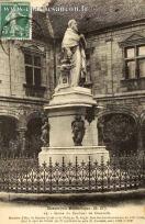 Carte postale ancienne - Besançon Historique (M. D.) - 19. - Statue du Cardinal ...