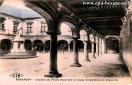 Carte postale ancienne - BESANÇON - Arcades du Palais Granvelle et statue du Car...