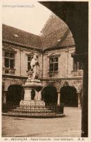 Carte postale ancienne - 67. - BESANÇON. - Palais Granvelle - Cour Intérieure.