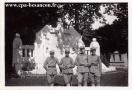 Carte postale ancienne - BESANÇON - Soldats devant le monument de Chardonnet