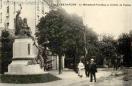 Carte postale ancienne - 924 -BESANÇON - Le Monment Proudhon et l'entrée du Casi...