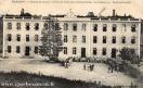 Carte postale ancienne Besançon - La Coopérative - BESANÇON. - 7e Section de Commis et Ouvriers militaires d'administration - La Caserne (3) - Façade principale