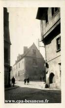 Carte postale ancienne - BESANÇON - Rue de la Madeleine - Hôtel du Mouton noir.