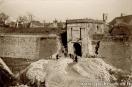Carte postale ancienne - Besançon - Démolition de la Porte d'Arènes
