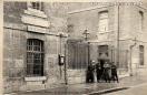 Carte postale ancienne - BESANÇON - 4e Génie - Entrée de la Caserne Condé (7e ba...