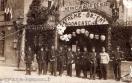 Carte postale ancienne - BESANÇON - Place Marulaz - Caserne Condé - Honneur au 4...